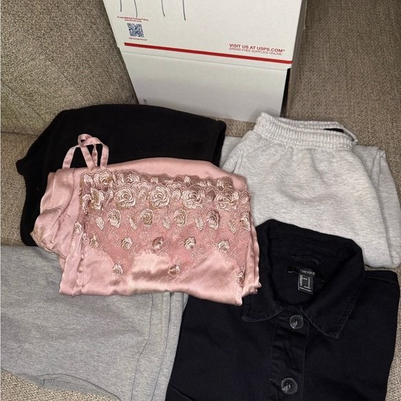 Box Of Clothes Brands Like Pretty Little Thing, Forever 21 and Soma. - Picture 1 of 8